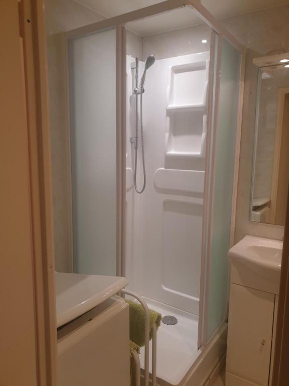 Koupelna v ubytování Studio cabine familial, rez de chaussée,piscine et parking privés