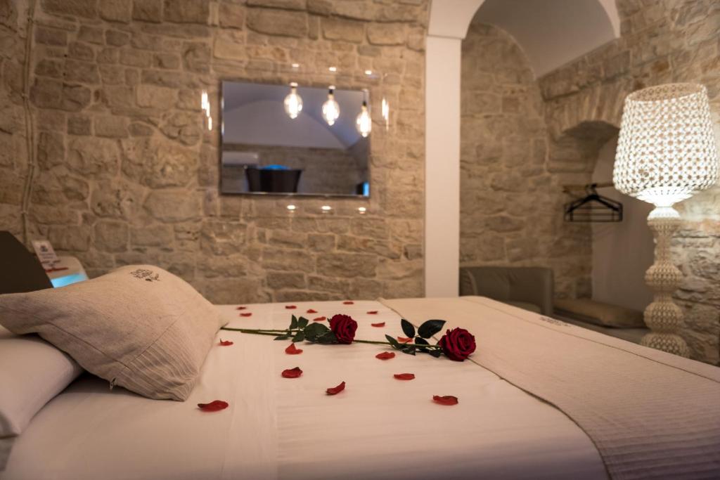 a bed with roses on it in a room at Le Dimore del Garibaldi in Cassano delle Murge