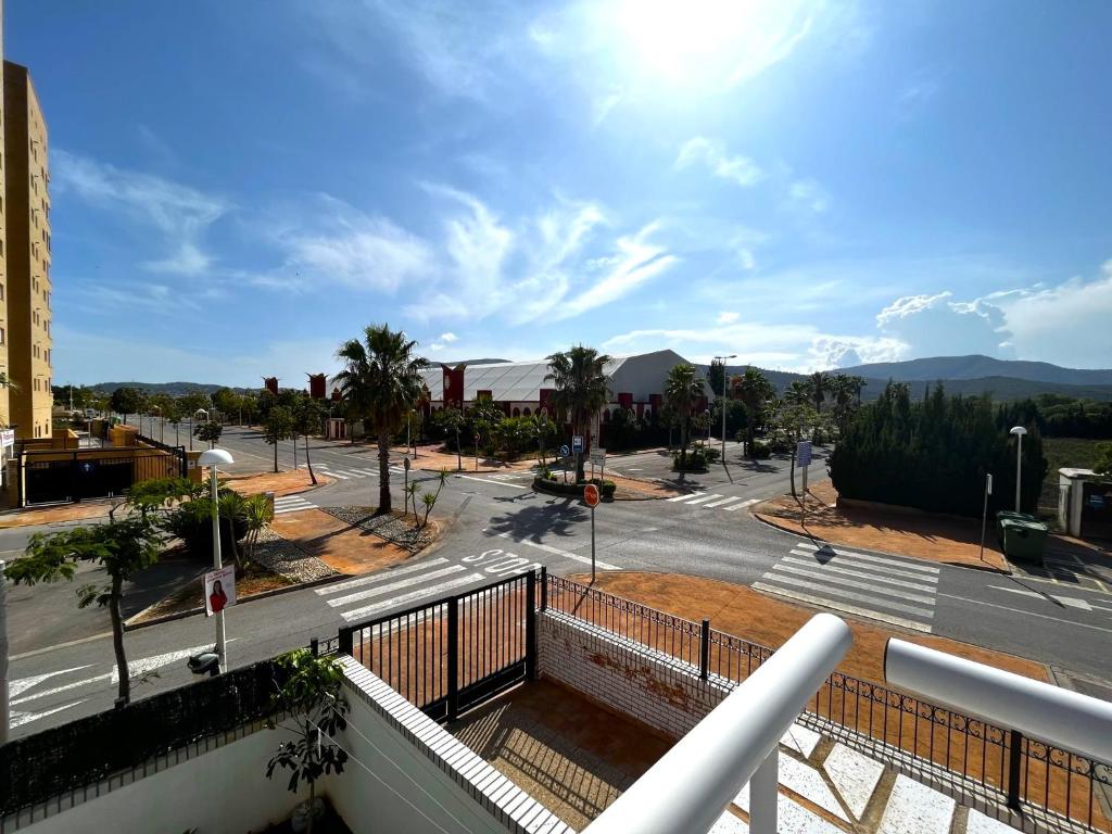een balkon met uitzicht op een stadsstraat bij ACV- Marina Trebol III-2ª Linea planta 1 sur-3 habitaciones in Oropesa del Mar