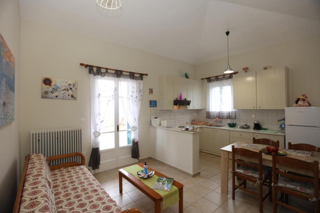 - une cuisine avec un canapé et une table dans une chambre dans l'établissement SummerAndros Meliti, à Andros