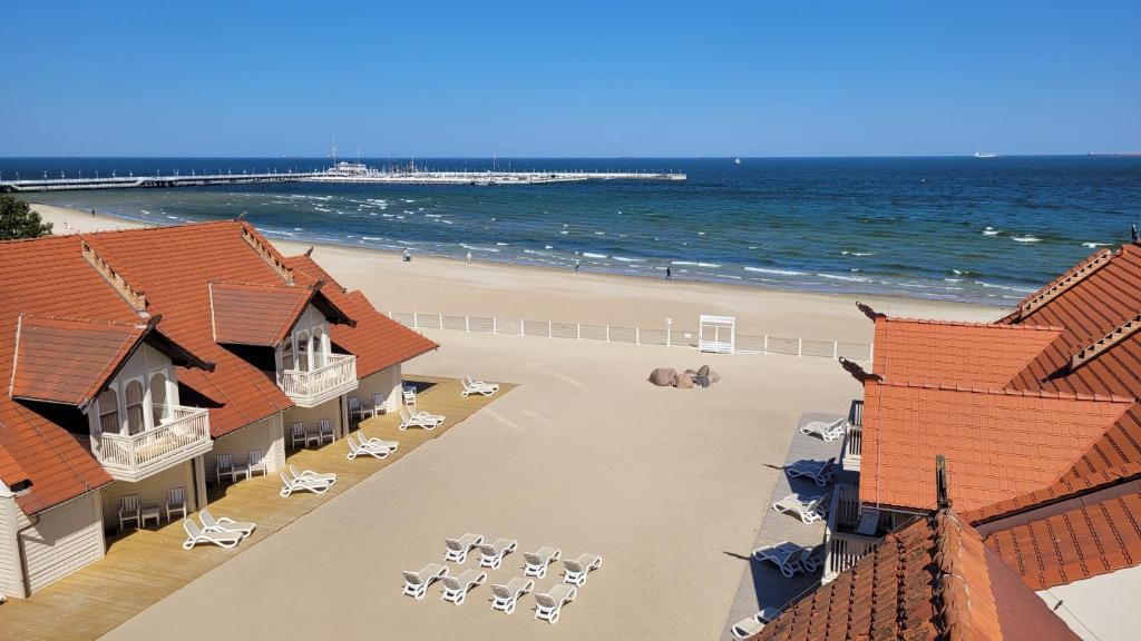 una vista aérea de una playa con edificios y sillas en Hotel Zhong Hua en Sopot