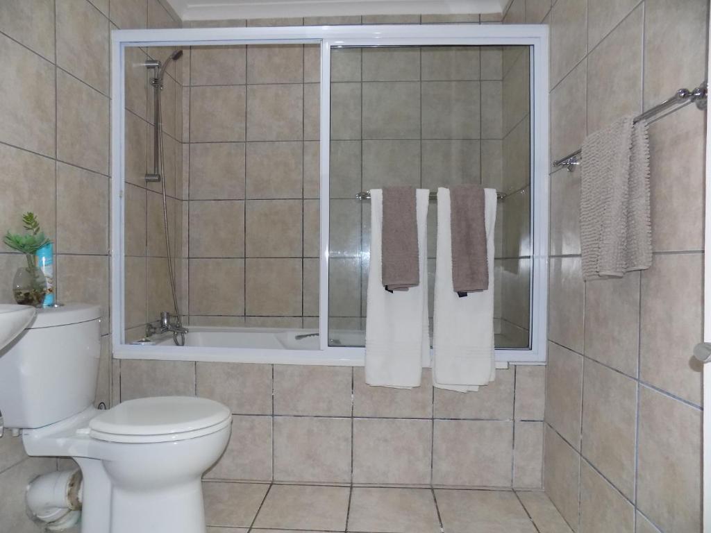 2-Bedroom Apartment within 1km of The Point Beach - Image 8