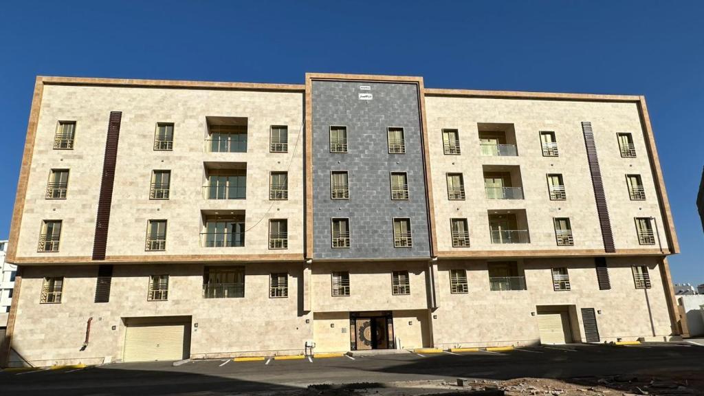 a large brick building with a lot of windows at نماء الجود فرع الانصار in Al Madinah
