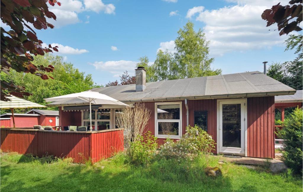 una casa roja con techo gris en Pet Friendly Home In Frvang With Wifi, en Fårvang