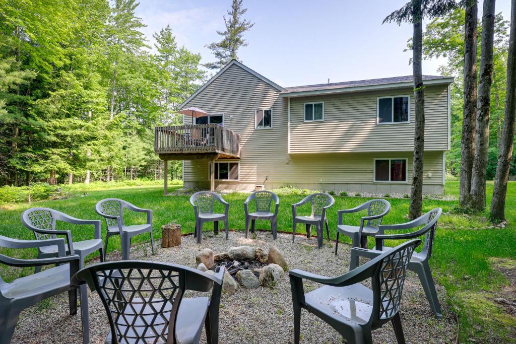 un gruppo di sedie e un cane sdraiato a terra di Serene Pentwater Getaway with Yard Near Lakes a Pentwater