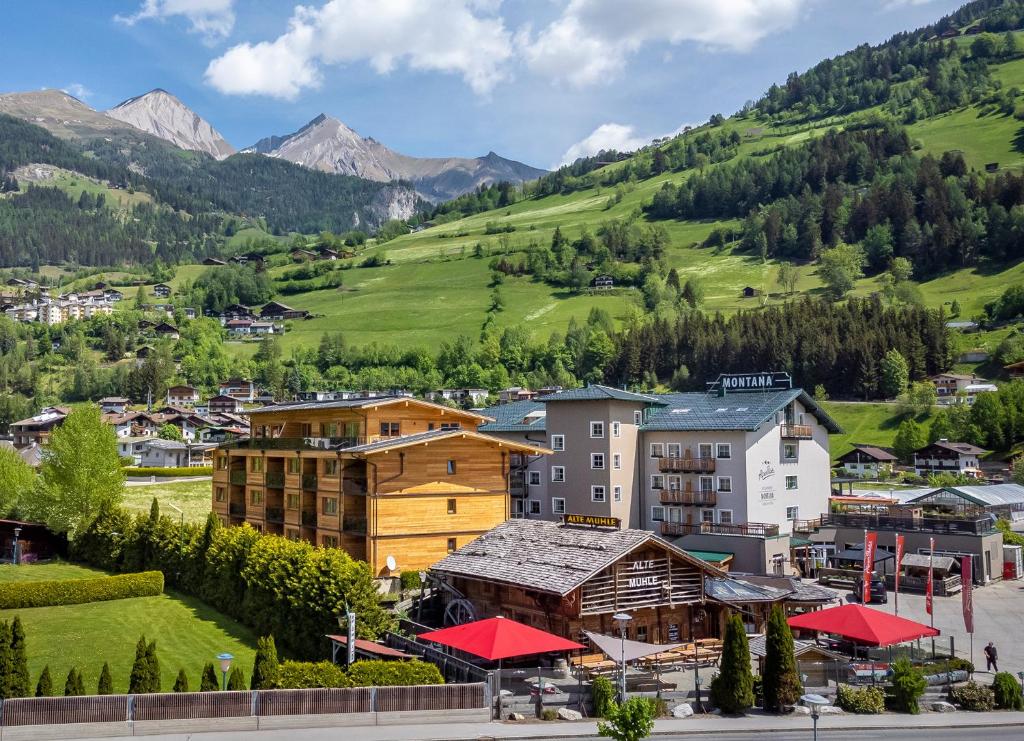 eine Stadt in einem Tal mit Bergen im Hintergrund in der Unterkunft AlpenParks Hotel MONTANA in Matrei in Osttirol