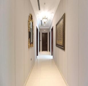 un couloir aux murs blancs et un long couloir avec un hallwayngthngthngthngth dans l'établissement Carona amour`, à Cannes