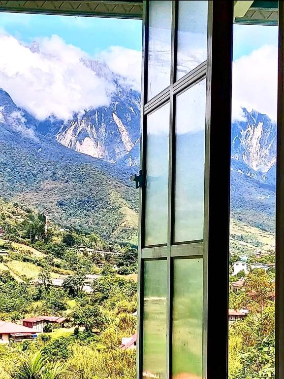 Vista generica sulle montagne o vista sulle montagne dall'interno dell'affittacamere