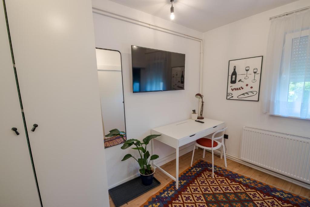 Μια τηλεόραση ή/και κέντρο ψυχαγωγίας στο POMODORO ROOMS