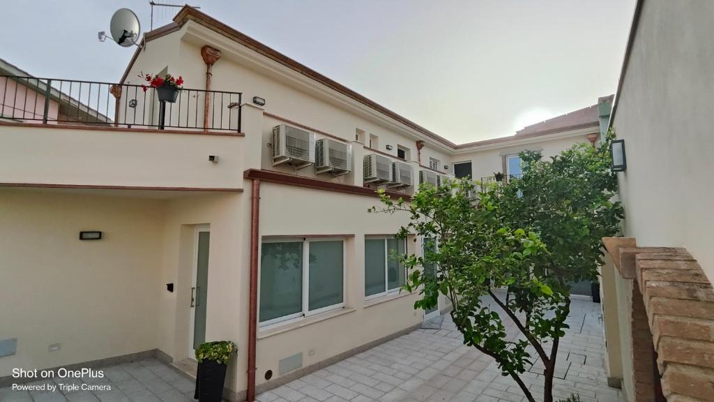 apartamentowiec z balkonem i dziedzińcem w obiekcie Sienda Cesira w mieście Muravera
