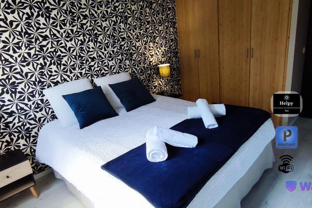 sypialnia z łóżkiem z dwoma ręcznikami w obiekcie Calme - Bien équipé - Parking -Terrasse w mieście Pau