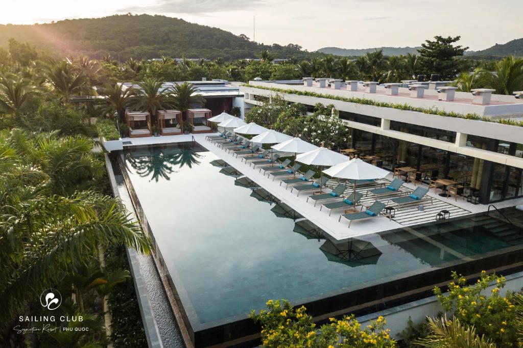 - une vue aérienne sur la piscine du complexe club flamingo dans l'établissement Sailing Club Signature Resort Phu Quoc, à Duong Dong