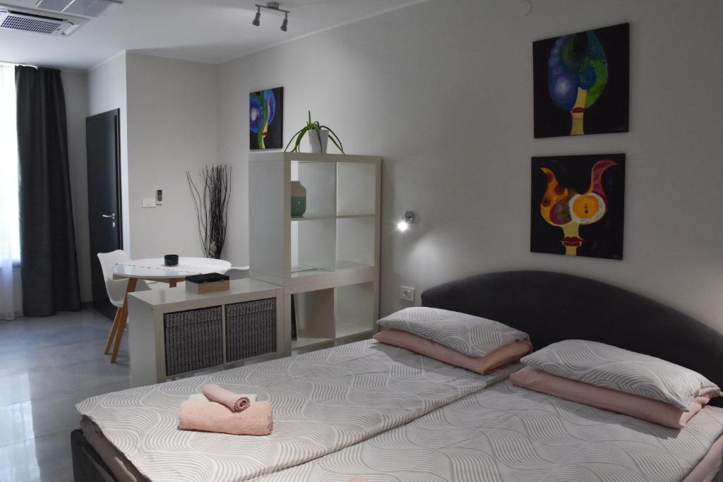 - une chambre avec un lit et une serviette rose dans l'établissement Apartma Darsi, à Ajdovščina