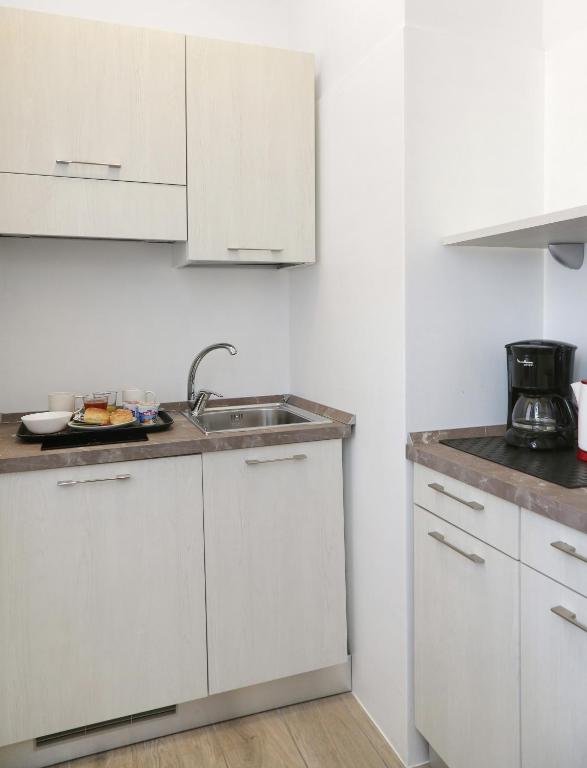 Kuchyň nebo kuchyňský kout v ubytování Hotel Residenza Alighieri