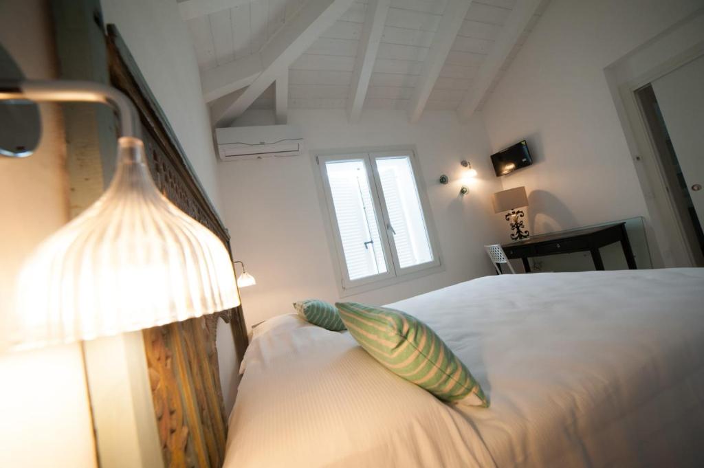 Voodi või voodid majutusasutuse Bed & Breakfast A Mare affitta camere toas