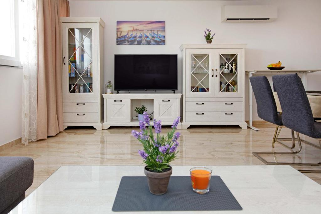 TV a/nebo společenská místnost v ubytování Modern 2-Bed Apt, Late check in available