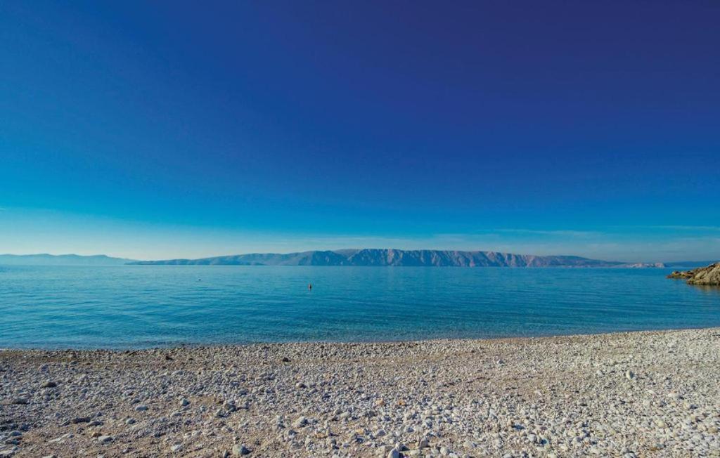 スィビニ・クルンポスキにあるRooms Anita Sibinjの青い海と山々を背景にしたビーチ