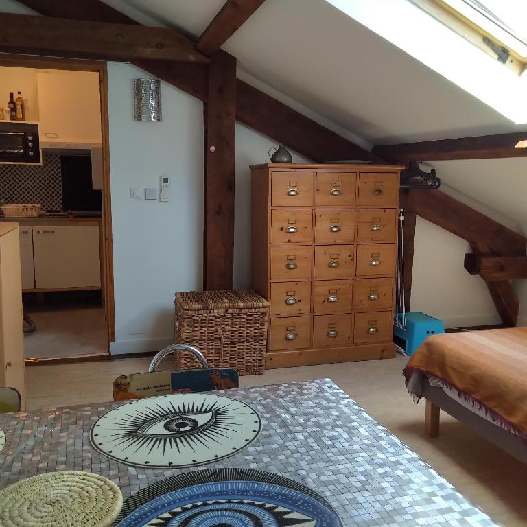 Kuchyň nebo kuchyňský kout v ubytování Espace Beléverte Bussière 2 Albizia appartement meublé de 2 chambres