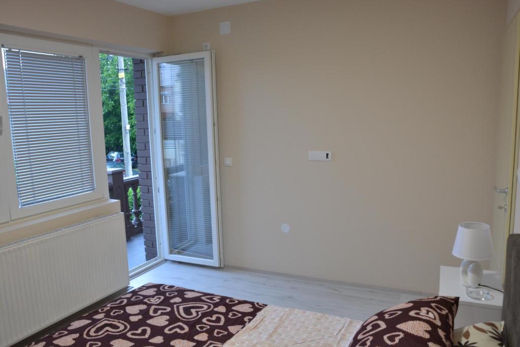 Postel nebo postele na pokoji v ubytování Garden apartmani