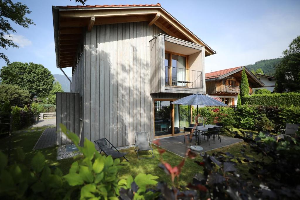 een huis met een tuin en een patio bij Traumferienhaus 1 mit Sauna und Bergblick in Garmisch-Partenkirchen