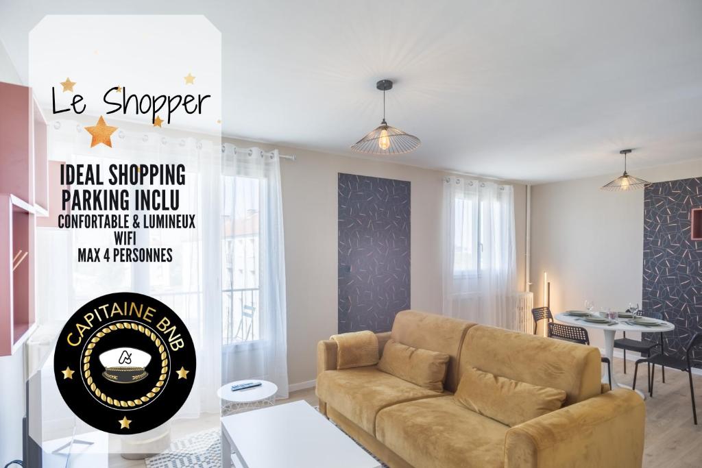 ein Wohnzimmer mit Sofa und Schild in der Unterkunft Le Shopper - Confortable et Lumineux - Parking in La Chapelle-Saint-Luc