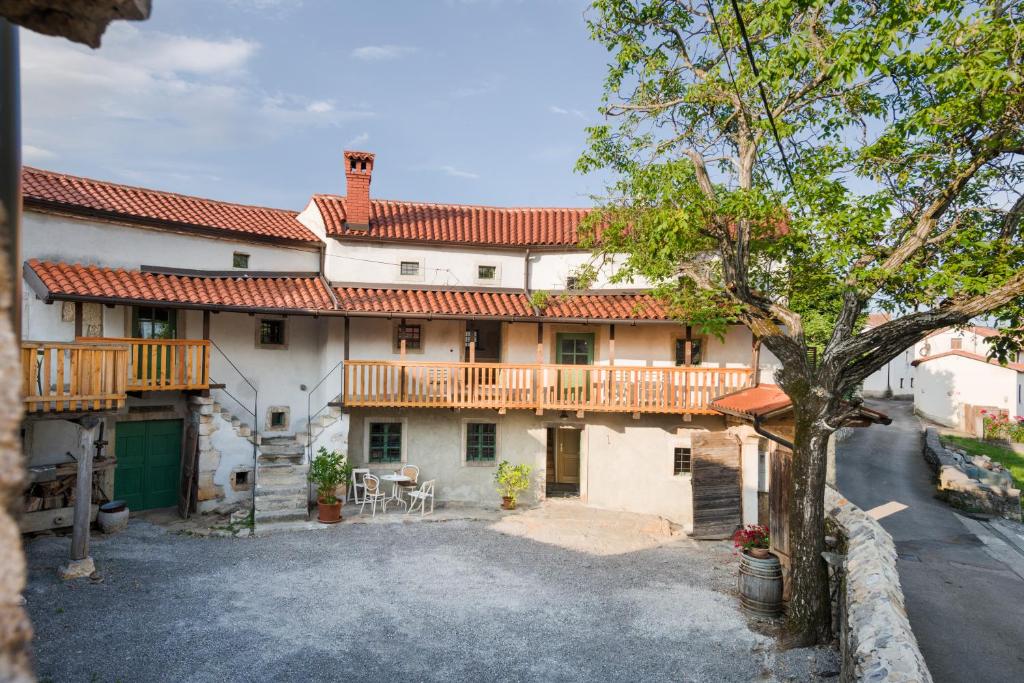 - une vue sur l'extérieur d'une grande maison avec une terrasse dans l'établissement Karst Heritage Retreat, à Štanjel