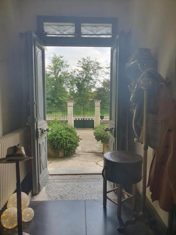 a room with an open door to a yard at Manoir en Crau in Arles