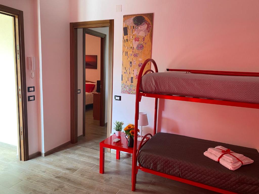 een kamer met 2 stapelbedden en een hal bij Casa Narciso - Mondello in Mondello