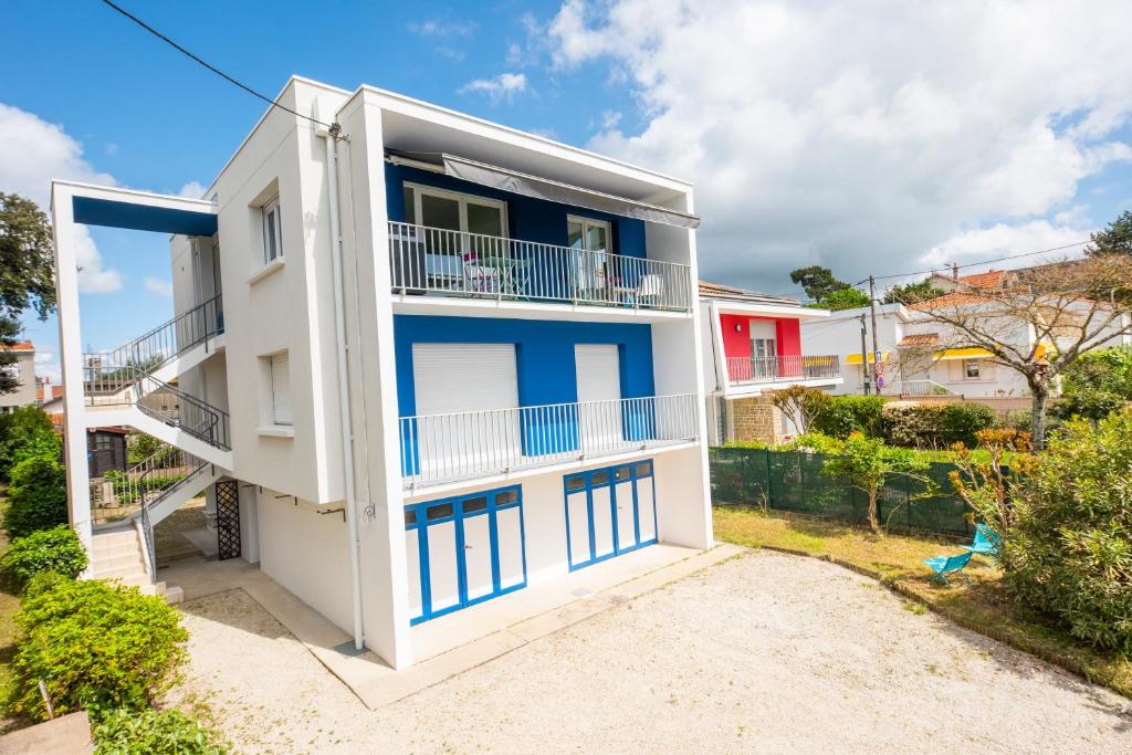 Cette maison blanche et bleue dispose d'un balcon. dans l'établissement LES SEMIS - Superbe appartement VUE MER avec jardin, à Royan