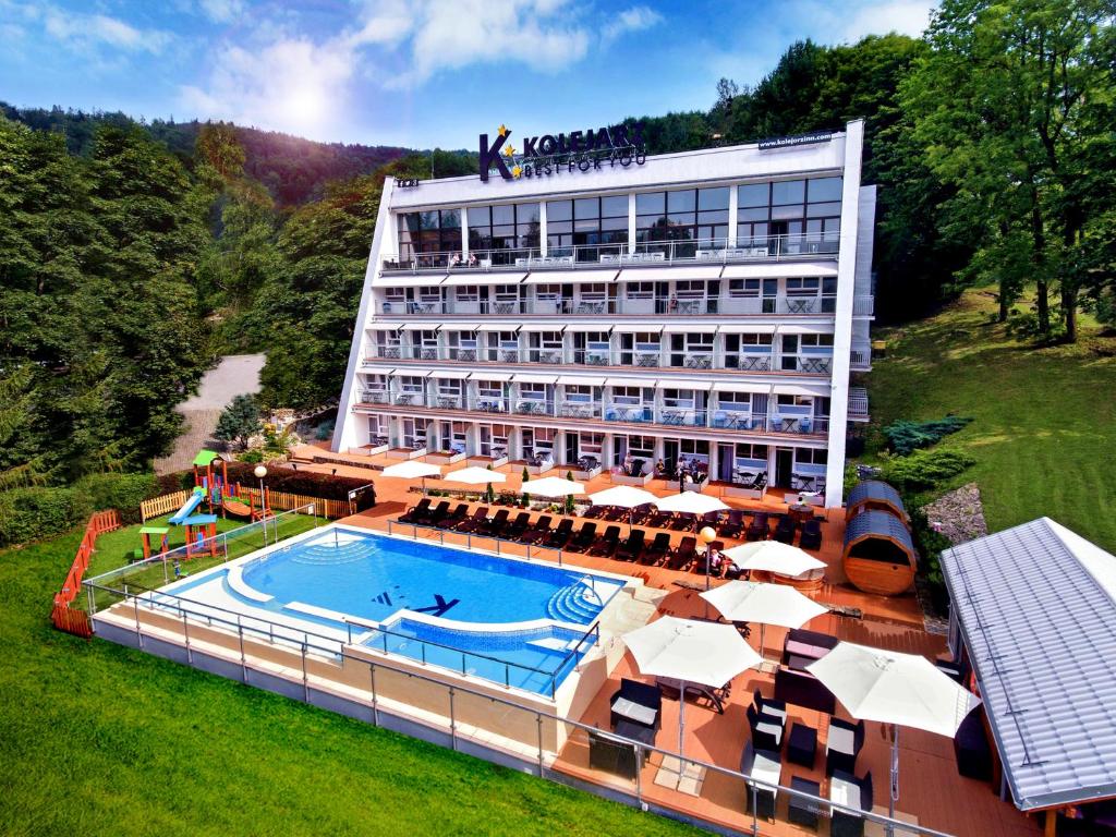 uma vista aérea de um hotel com uma piscina em Kolejarz Best For You SPA em Ustroń