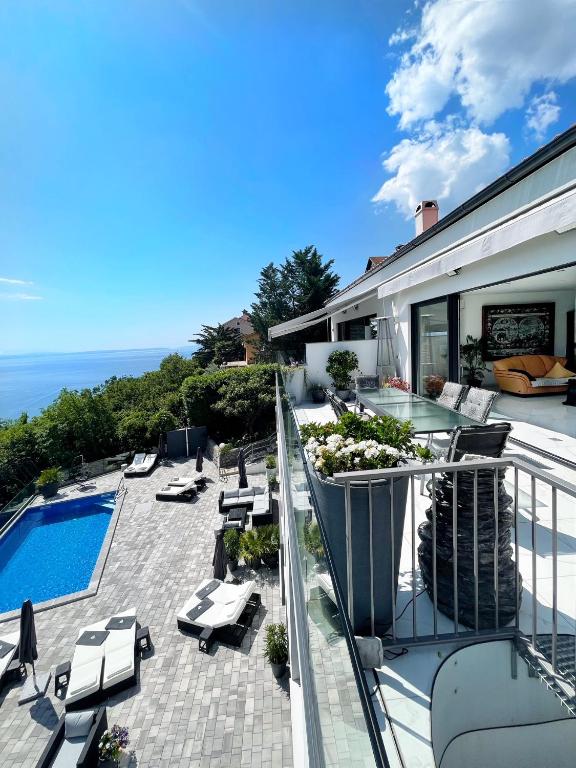 Basen w obiekcie Villa White Pearl Diamond, Opatija mit Meerblick & Pool lub w pobliżu