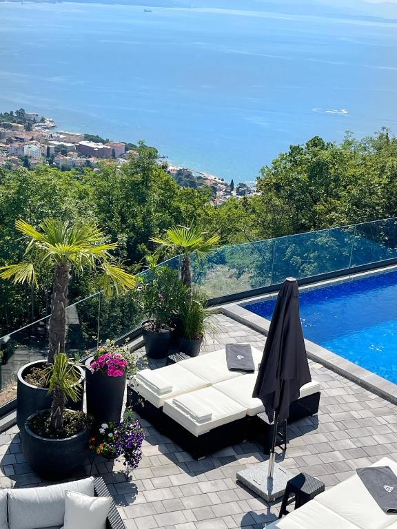 Basen w obiekcie Villa White Pearl Diamond, Opatija mit Meerblick & Pool lub w pobliżu