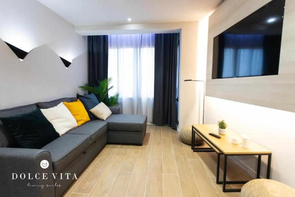 un soggiorno con divano e tavolo di Apartamento Milano Living Suites en Vila real a Villareal