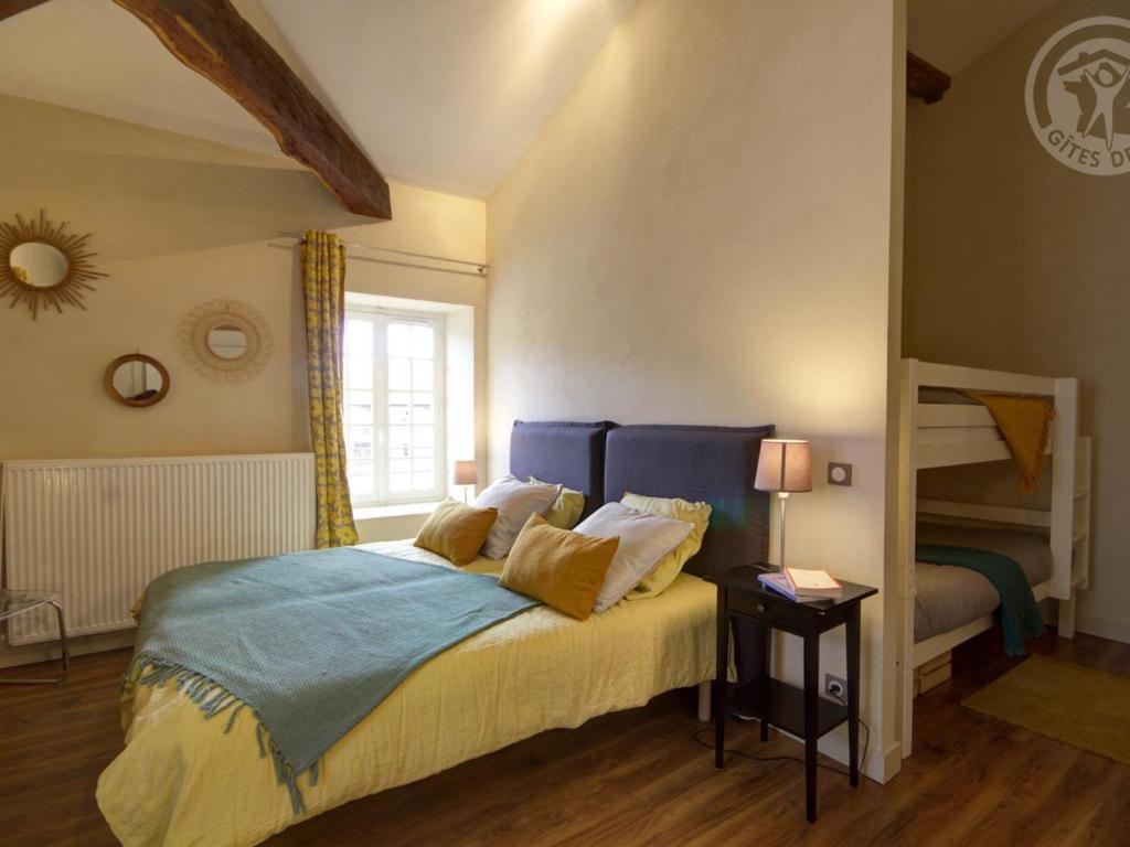 Ένα ή περισσότερα κρεβάτια σε δωμάτιο στο Gîte Sainte-Croix-en-Jarez, 3 pièces, 6 personnes - FR-1-496-275