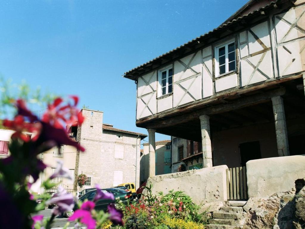 une vieille maison au milieu d'une cour dans l'établissement Appartement Saint-Galmier, 3 pièces, 4 personnes - FR-1-496-276, à Saint-Galmier