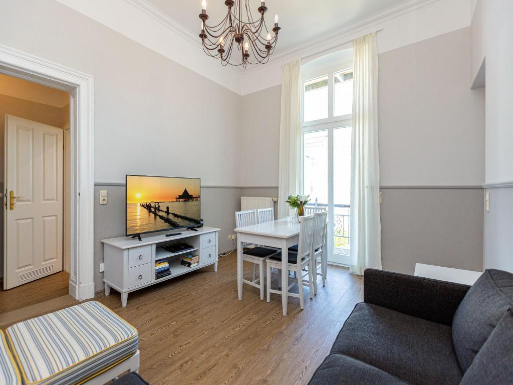 ein Wohnzimmer mit einer Couch und einem Tisch in der Unterkunft Villa Amelia, App. 07 in Heringsdorf