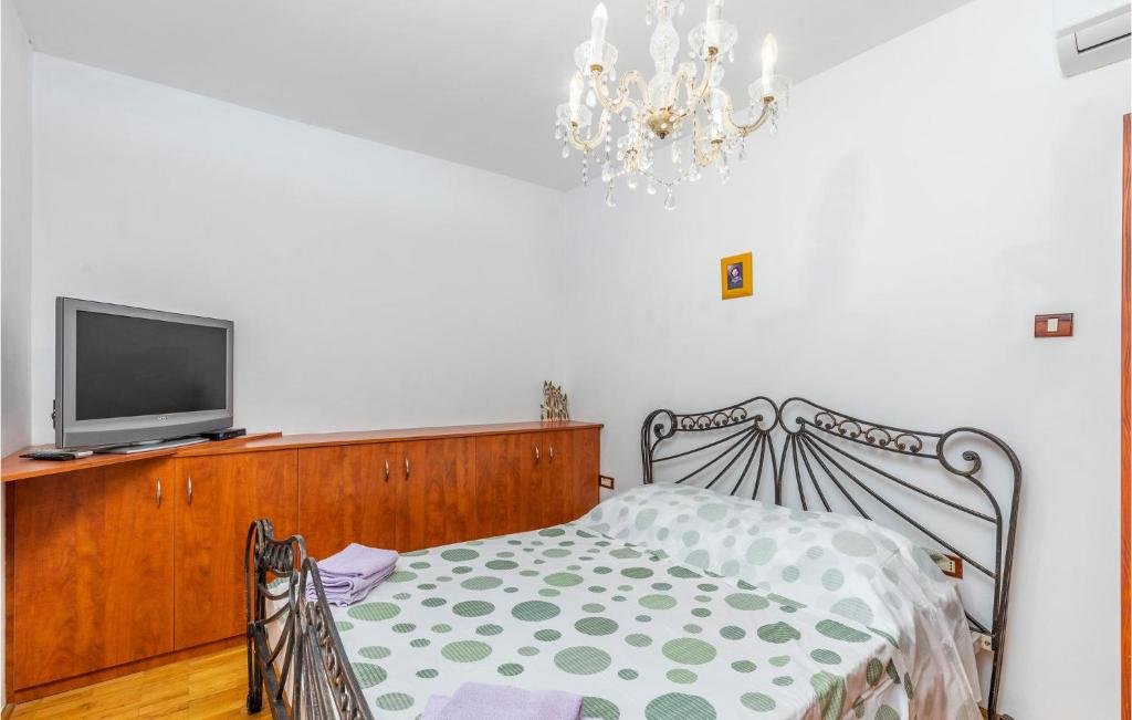 Posteľ alebo postele v izbe v ubytovaní 6 Bedroom Stunning Home In Spincici