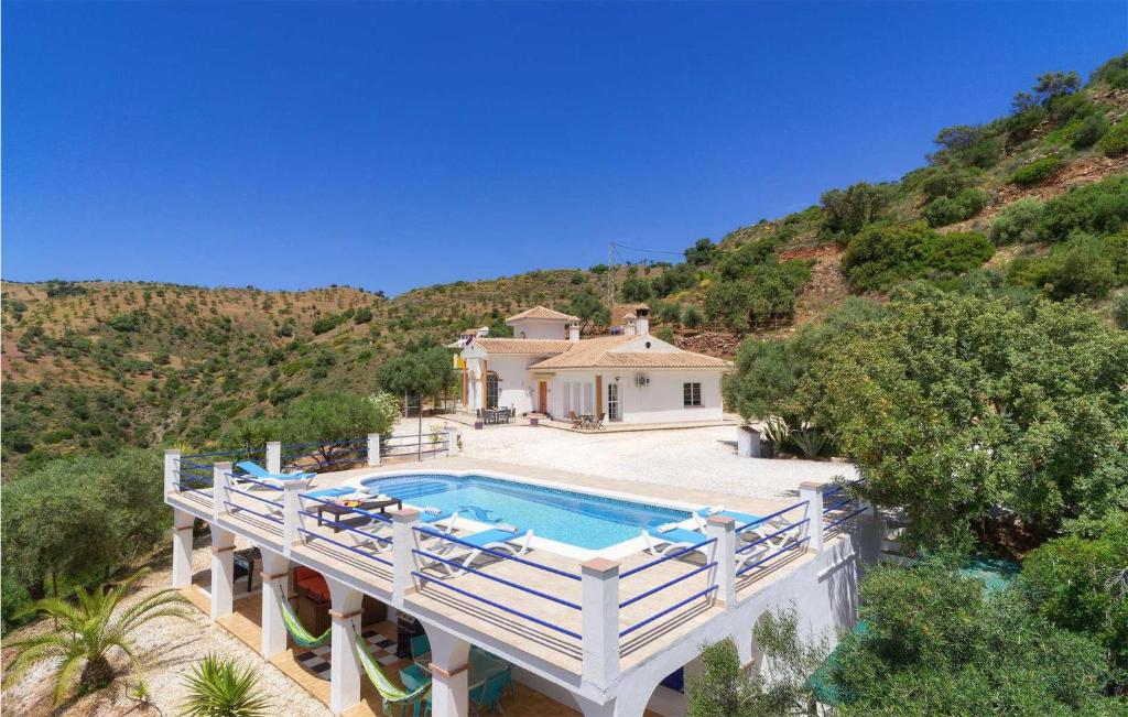 una vista aérea de una casa con piscina en Villa Meretseger, en Almogía