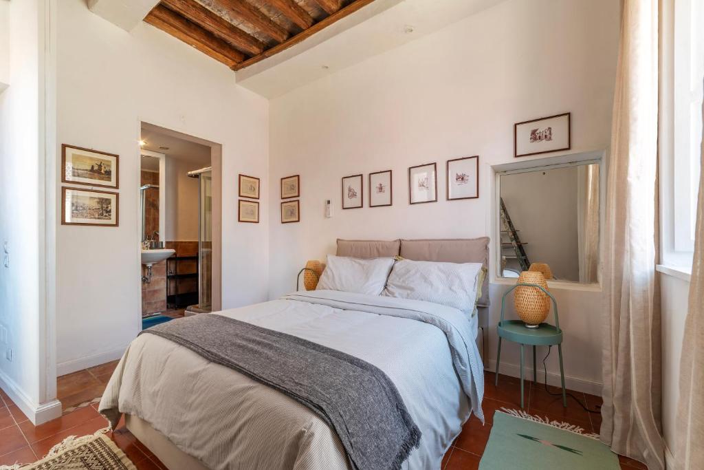 ローマにあるTrastevere Cozy Flatのベッドルーム(大型ベッド1台、鏡付)