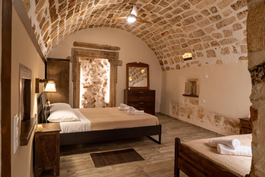 convexa domus في Pazinos: غرفة نوم بسريرين وجدار من الطوب