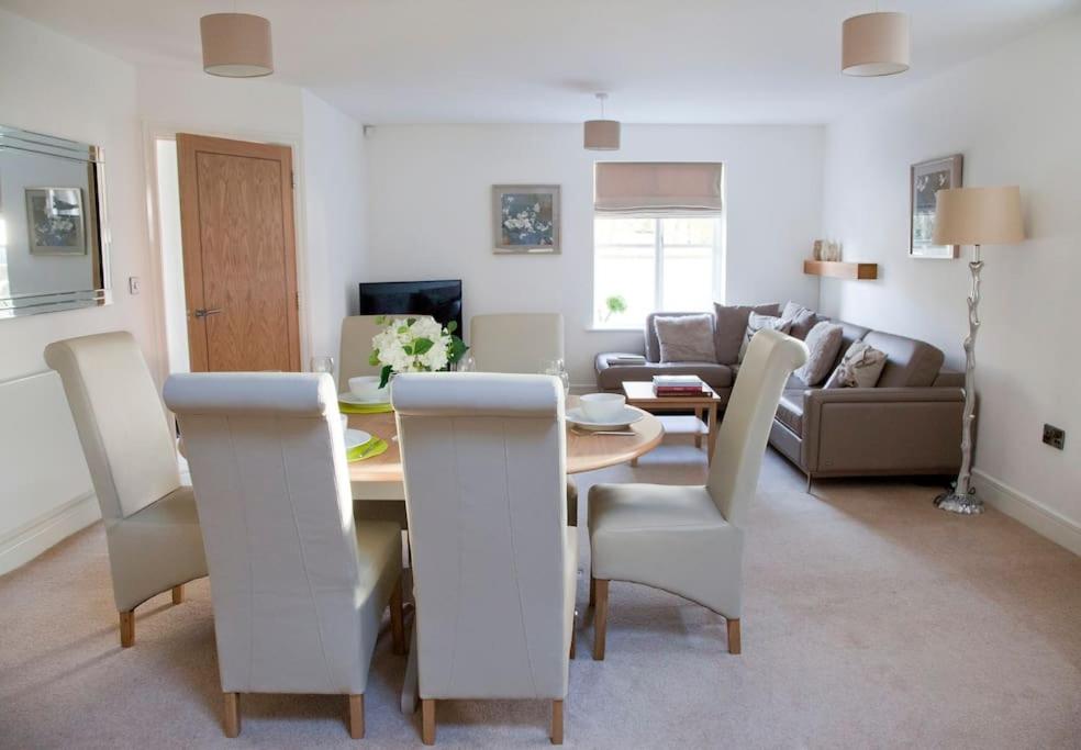 uma sala de estar com mesa e cadeiras em Beautiful 3 bedroom house, central Harrogate em Harrogate