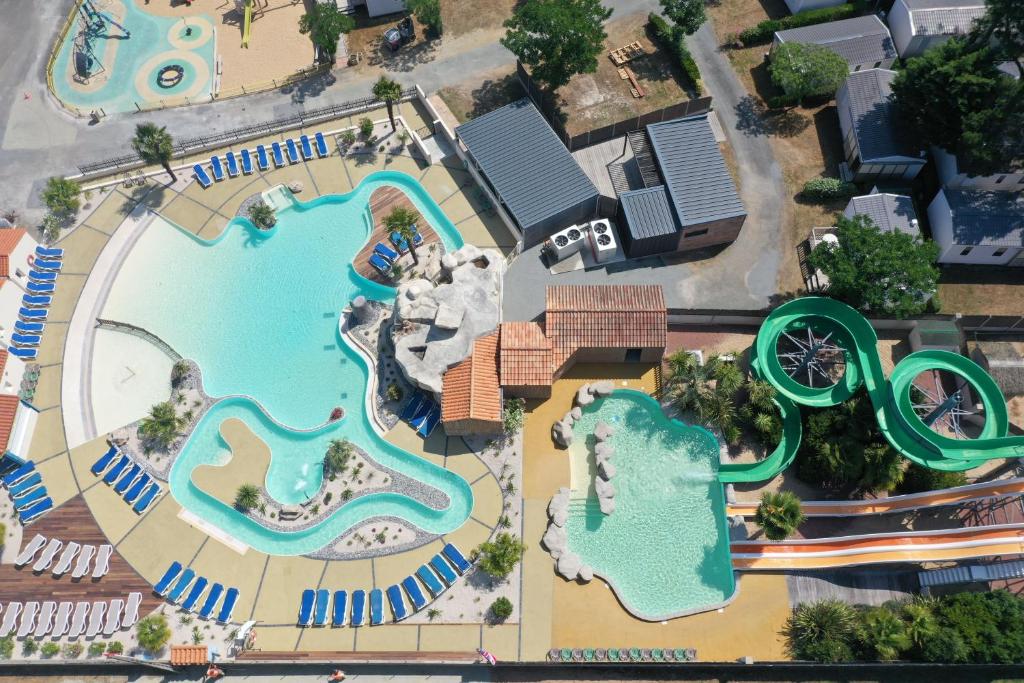 an overhead view of a pool at a resort at Camping Les Chouans in Saint-Hilaire-de-Riez