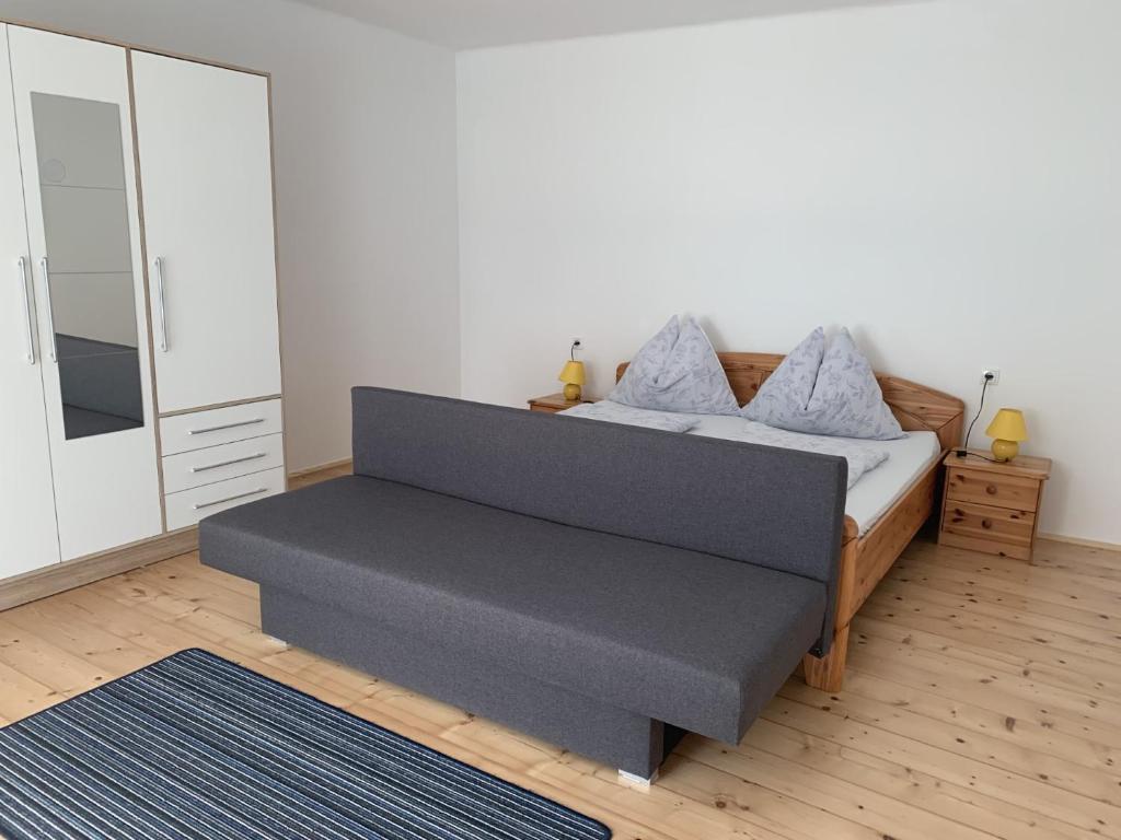 ein Schlafzimmer mit einem Bett und einer Kommode in der Unterkunft Kieslinghof in Purbach am Neusiedlersee