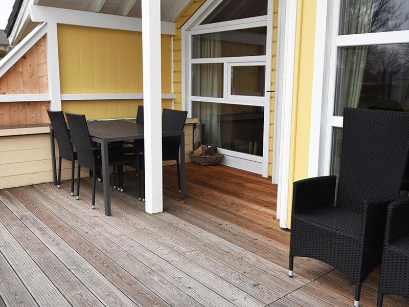 une terrasse couverte avec une table et des chaises sur une maison dans l'établissement Seeschwalbe, à Bliesdorf