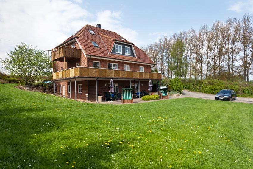 ein großes Haus mit einem davor geparkt in der Unterkunft Gänseblümchen in Bliesdorf