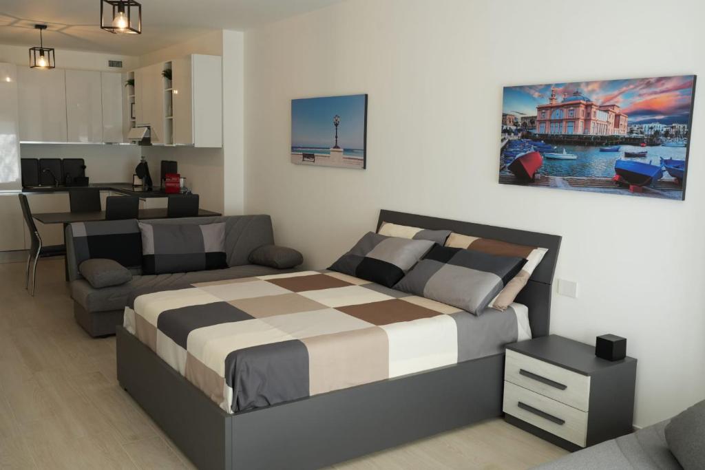 Postel nebo postele na pokoji v ubytování HomeGA - City Center New Apartment