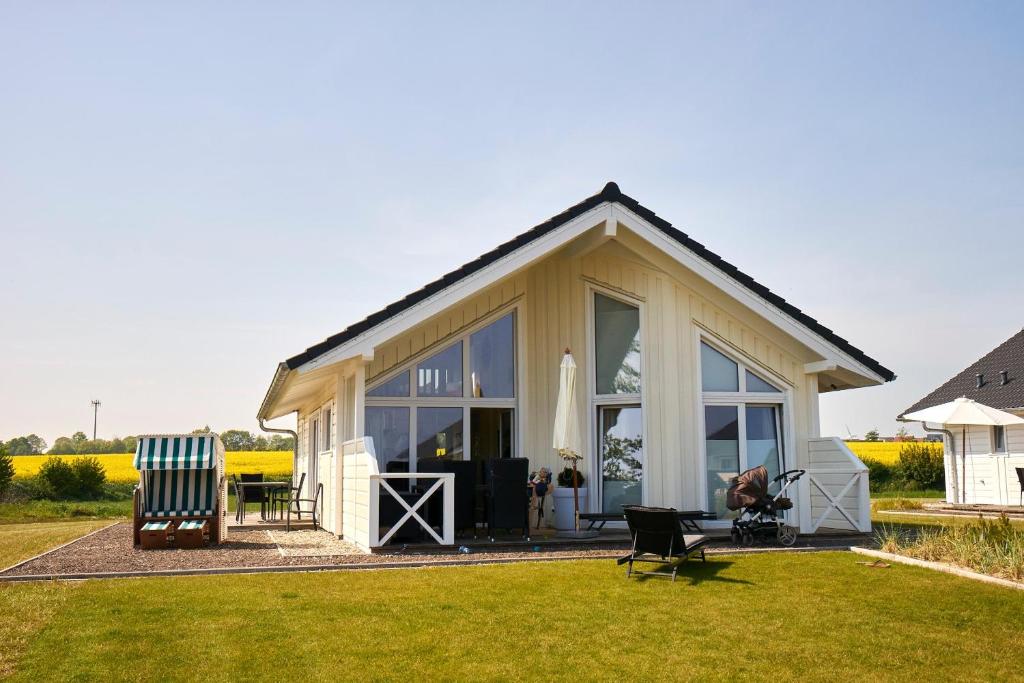 ein Haus mit großen Fenstern und Rasen in der Unterkunft Luxuswellnesshaus Weitblick in Bliesdorf