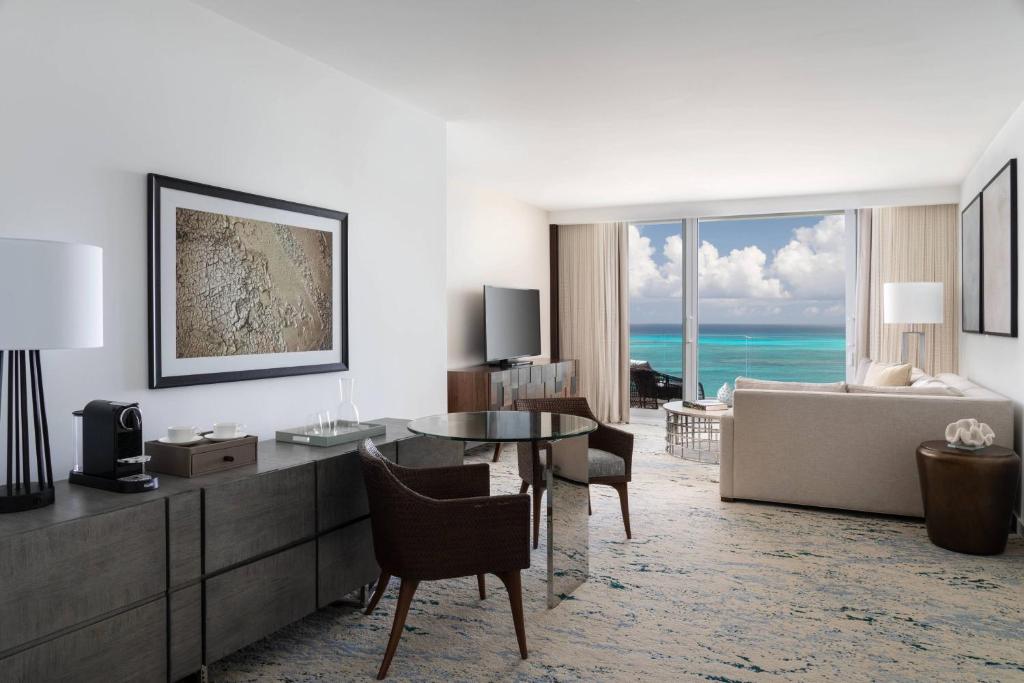 Executive Suite with 1 King, Oceanfront, Balcony