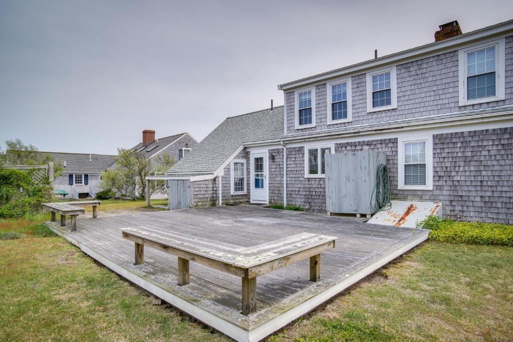 チャタムにあるWalk to Beach Chatham Getaway with Sunroom!の裏庭