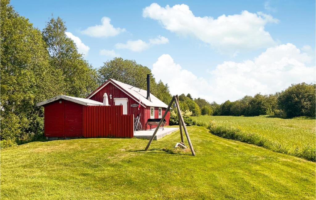 una casa roja en medio de un campo en Amazing Home In Skage I Namdalen With Kitchen, en Overhalla 